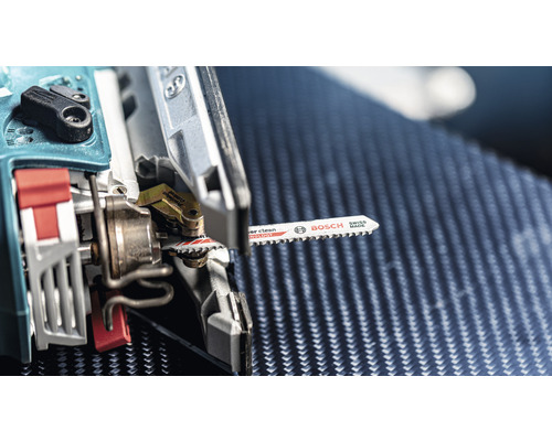 Gedetailleerd zicht op een decoupeerzaag met een ingezet zaagblad van Bosch