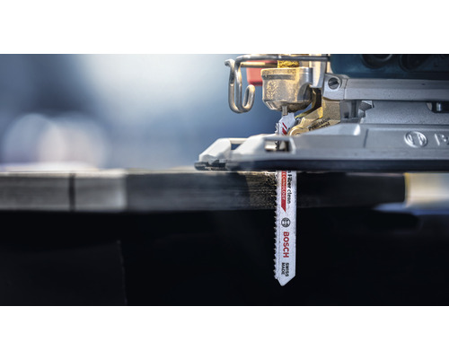 Close-up van een decoupeerzaag met ingezet zaagblad bij het zagen van hout