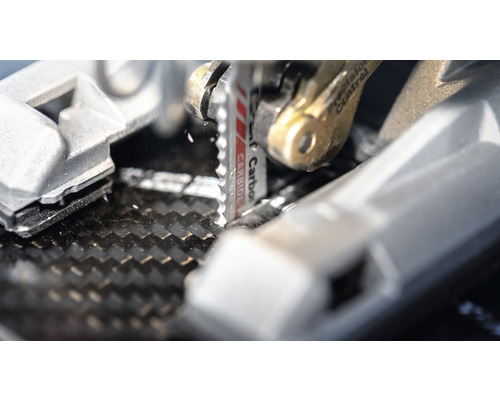 Close-up van een zaag die materiaal snijdt