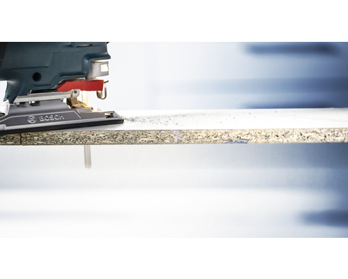 Decoupeerzaag bij het snijden van een houten plaat