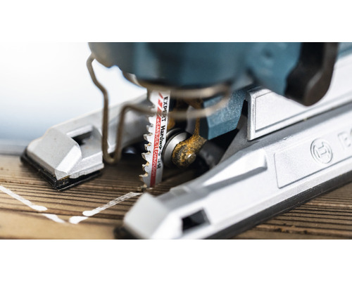 Close-up van een decoupeerzaag die hout zaagt met een Expert hardmetalen zaagblad