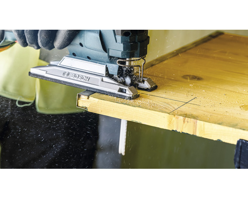 Een decoupeerzaag van Bosch snijdt hout