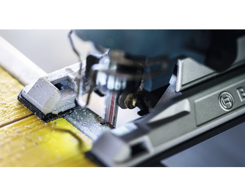 Close-up van een decoupeerzaag die hout snijdt met Bosch Logo