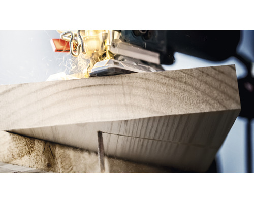 Decoupeerzaag tijdens het zagen van hout