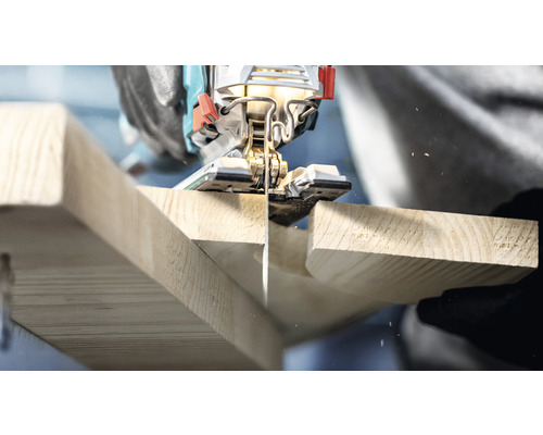 Close-up van een decoupeerzaag die een houten plank bewerkt