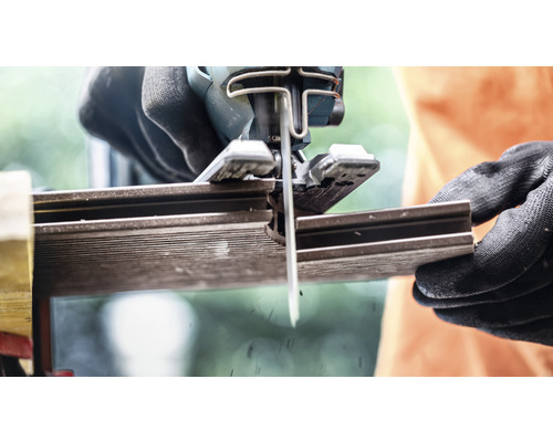 Een decoupeerzaag snijdt een werkstuk.