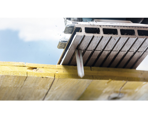 Paneelzaag in gebruik voor het zagen van hout