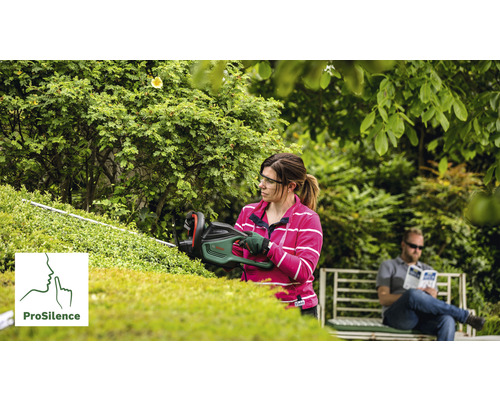 Vrouw snoeit heg met heggenschaar, op de achtergrond een man op een bank. ProSilence logo