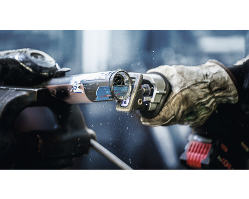 Pijp in bankschroef geklemd wordt doorgesneden met een reciprozaag