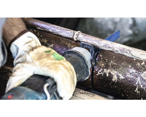 Pijp wordt doorgesneden met een reciprozaag.