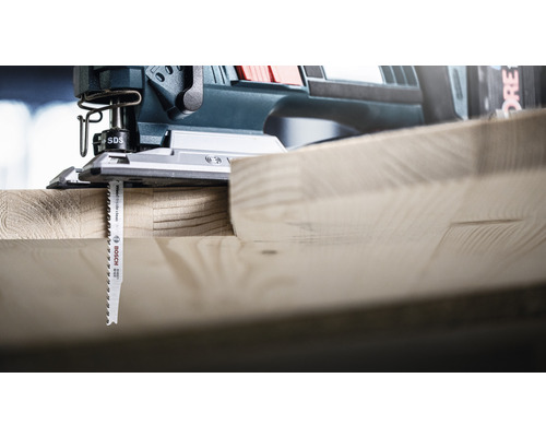 Decoupeerzaag die een stuk hout zaagt met Bosch zaagblad