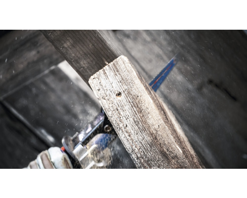 Handzaag zaagt houten plank