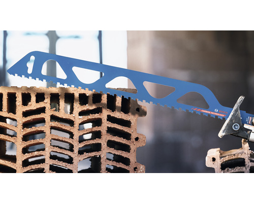 Blauw decoupeerzaagblad van Bosch snijdt een baksteen