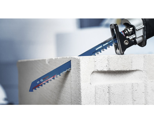 Reciprozaag snijdt in een steen