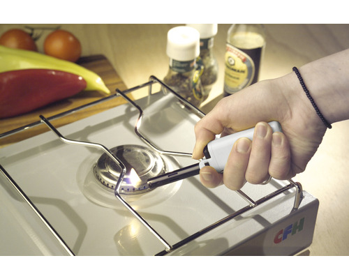 Een kookplaat wordt aangestoken met een gasaansteker.