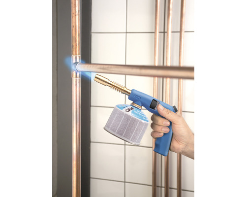 Hand soldeerapparaat tijdens het solderen van koperen buizen.