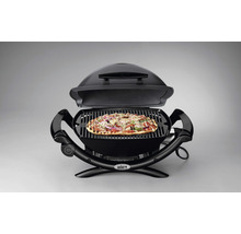 Elektrische barbecue met open deksel en pizza op het grillrooster