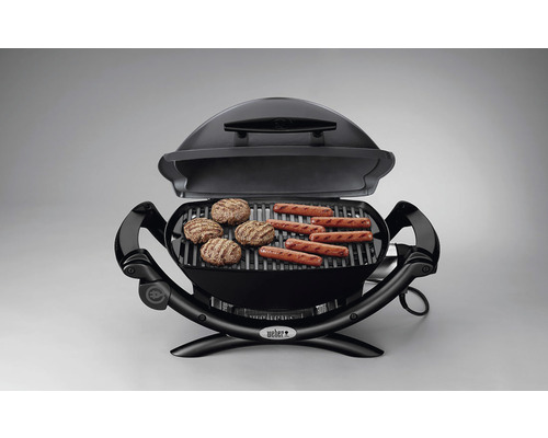 Elektrische barbecue met worstjes en burgers op het grillrooster