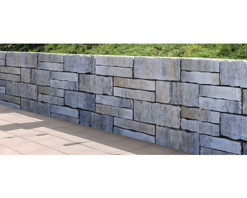 Muur van steenblokken in de tuin