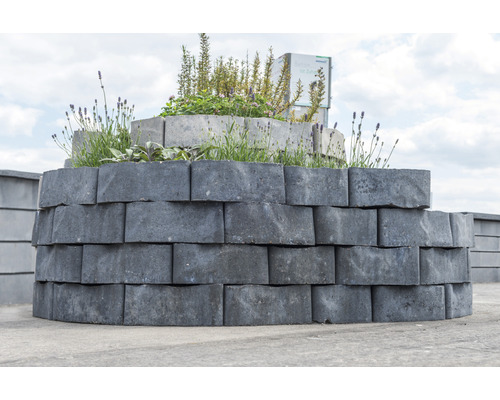 Drietraps plantenbak gemaakt van betonstenen met beplanting