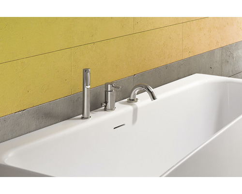 Afbeelding van een badkuip met kraan en douchegarnituur