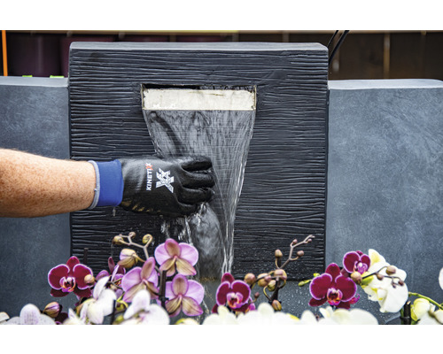 Decoratieve kamerfontein met waterval en orchideeën