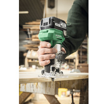 Persoon gebruikt bovenfrees op houten plank. Merk: HiKoki