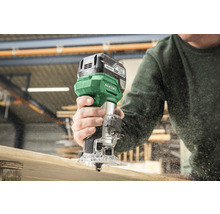 Een persoon gebruikt een accuspindel van Hikoki voor houtbewerking.