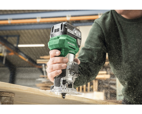 Een persoon gebruikt een accuspindel van Hikoki voor houtbewerking.