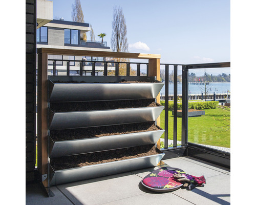 Metalen plantenbak met houten frame en vier niveaus op een balkon