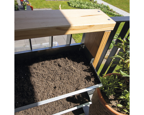 Balkonbak met aarde op een balkon