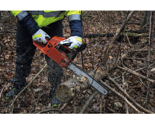 Man zaagt hout met een kettingzaag