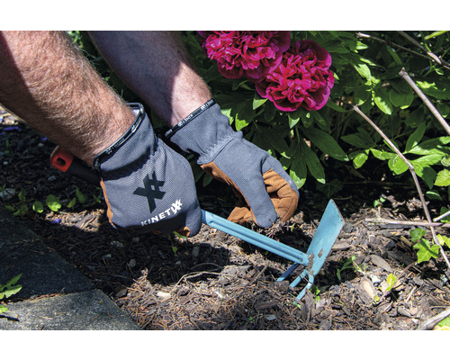 Tuinieren met een tuinhacke en handschoenen