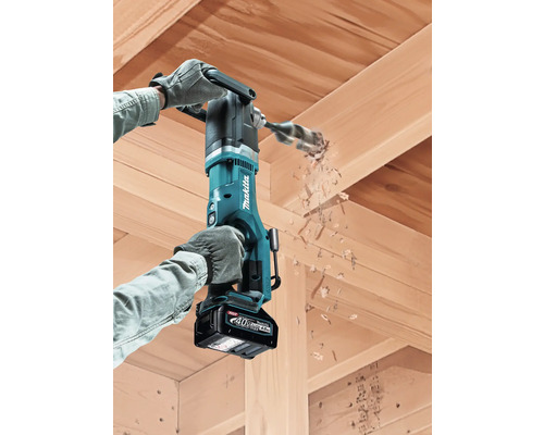 Makita Logo. Accuboormachine boort in houten balken.