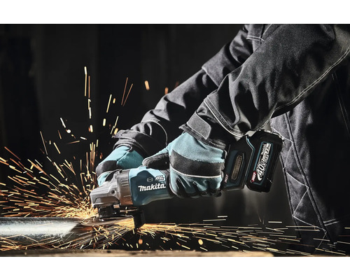 Accu haakse slijper van Makita slijpt metaal met vonken