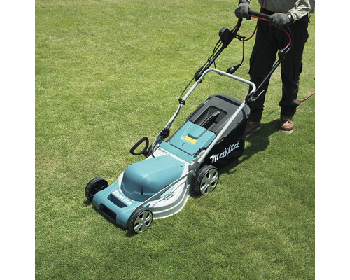 Makita grasmaaier in gebruik op een gazon