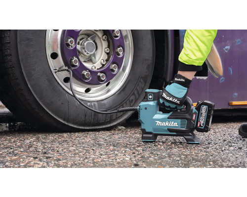 Makita Logo. Luchtpomp pompt een band op