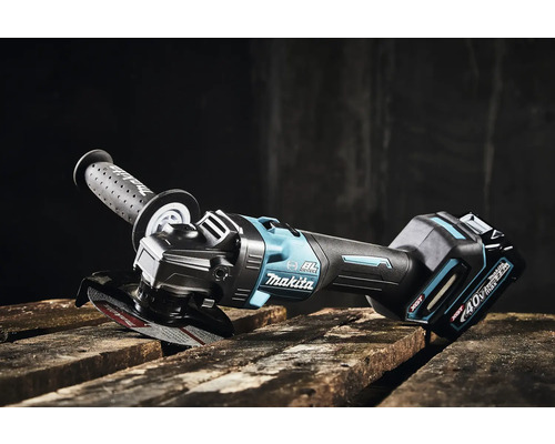 Makita accu haakse slijper op een houten oppervlak