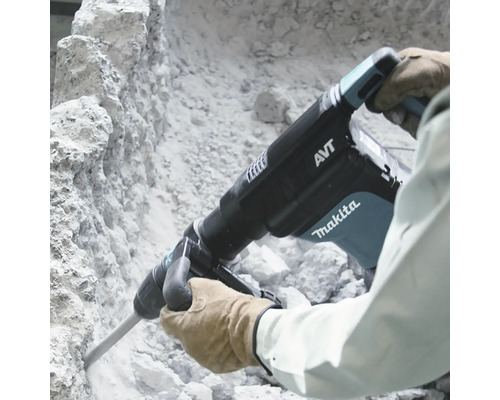 Makita breekhamer in gebruik op een stenen muur.