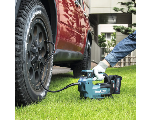 Makita acculuchtpomp pompt autoband op gazon op