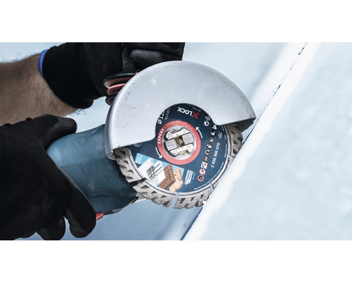 Een persoon snijdt een werkstuk met een haakse slijper met diamantdoorslijpschijf