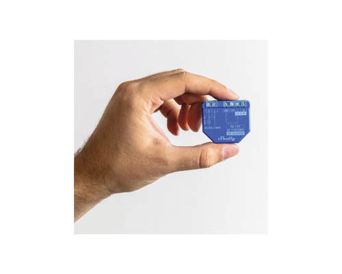 Shelly Smart Home relais in de hand