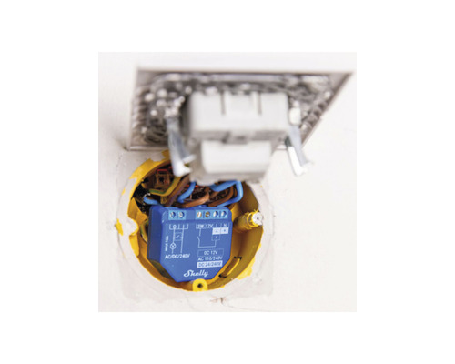 Ingebouwde Shelly lichtschakelaar in gele lasdoos met bedrading