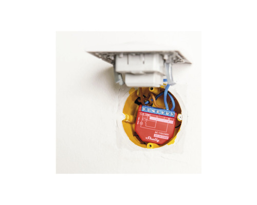 Ingebouwde slimme lichtschakelaar met blauwe kabels in gele wanddoos