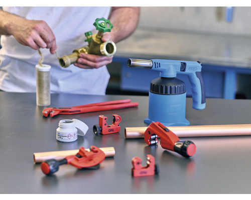 Gereedschap voor het solderen van koperen buizen, waaronder pijpsnijders, soldeerdraad, soldeerpasta en soldeerbrander