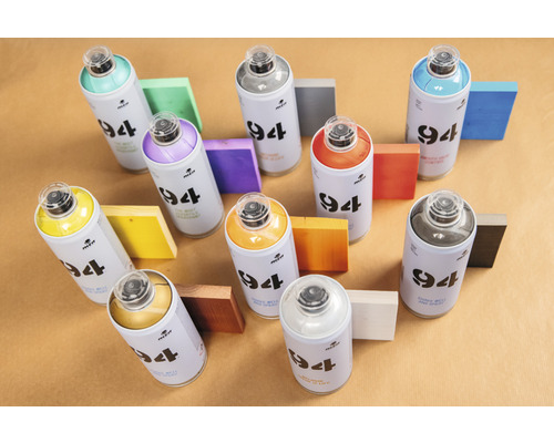 Meerdere spuitbussen Montana 94 verf met gekleurde houten stukken