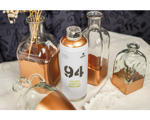 Spuitbus en gelakte glazen vazen op een tafel