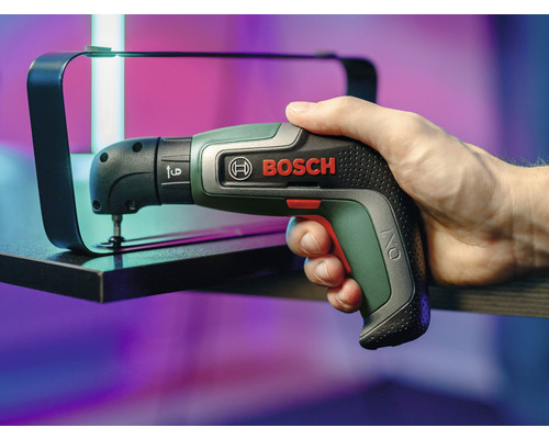 Hand houdt een Bosch accuschroevendraaier vast tijdens het schroeven