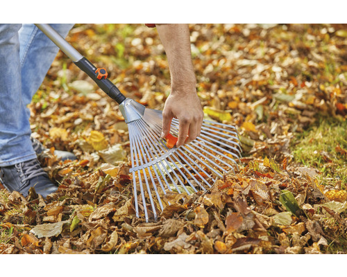 Bladeren harken met een bladhark op een gazon