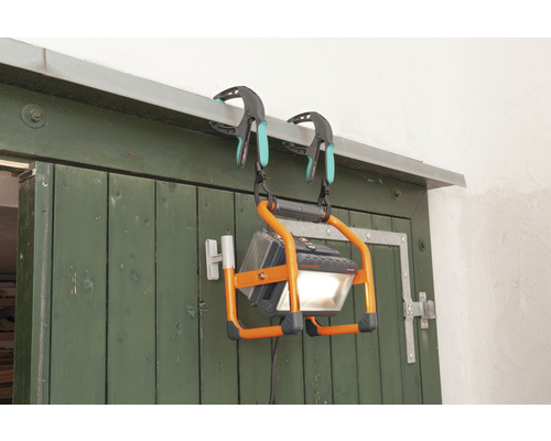 LED-bouwlamp, opgehangen met klemmen aan een deur